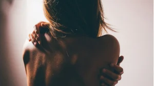 Žena drži ramena i gornji dio leđa kao prikaz tjelesne napetosti