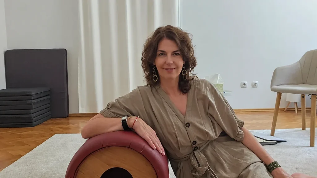 Psihoterapeutkinja Željka Bodul Kięczkowska, mag. psych. u svom radnom prostoru u Zagrebu, uz bioenergetski stolac